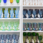 Tasarruf mağazasında daha erken aramaya başlamanızı isteyeceğiniz değerli vintage cam eşyalar