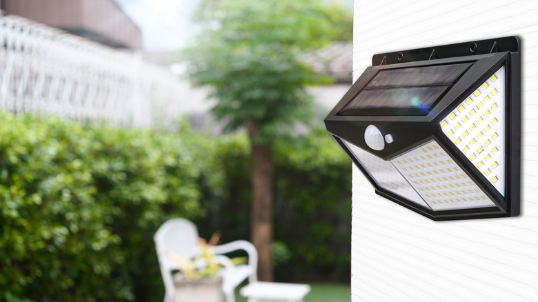 Beyaz duvarda dış mekan hareket sensörü ışığı