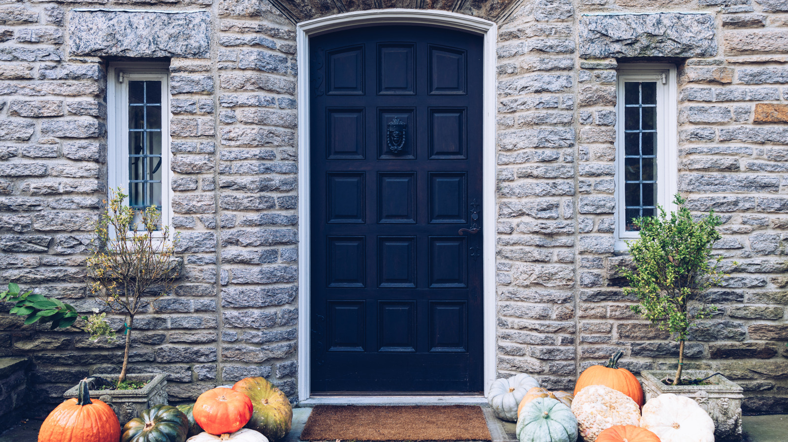 Ön kapınızı boyamaktan kaçının Bu 3 rengi (ve bunun yerine ne seçmeniz gerekir)