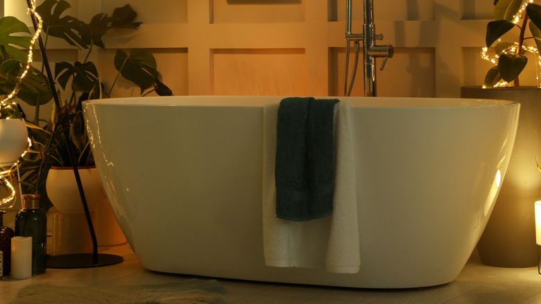 Sıcak aydınlatma ile banyoda küvet