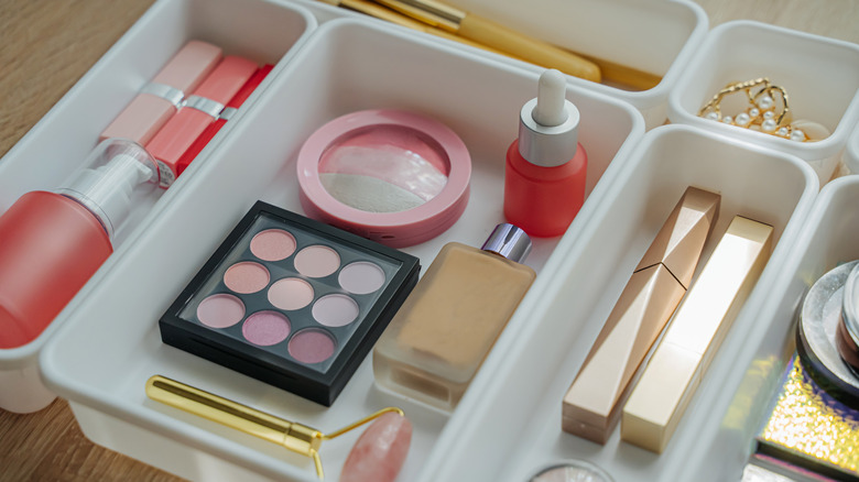 Çekmece organizasyonu için istiflenebilir kutular