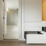 Ekstra yatak odası çekmecenizi şık bir güzellik kurulumuna nasıl dönüştürebilirsiniz?