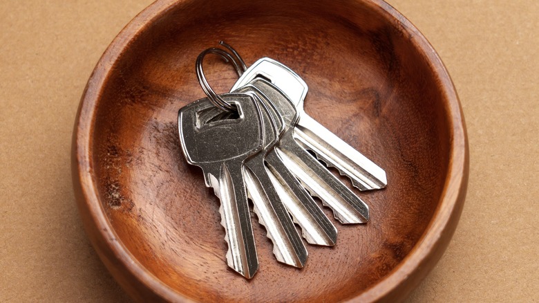 Anahtarları tutan vintage bir yemek