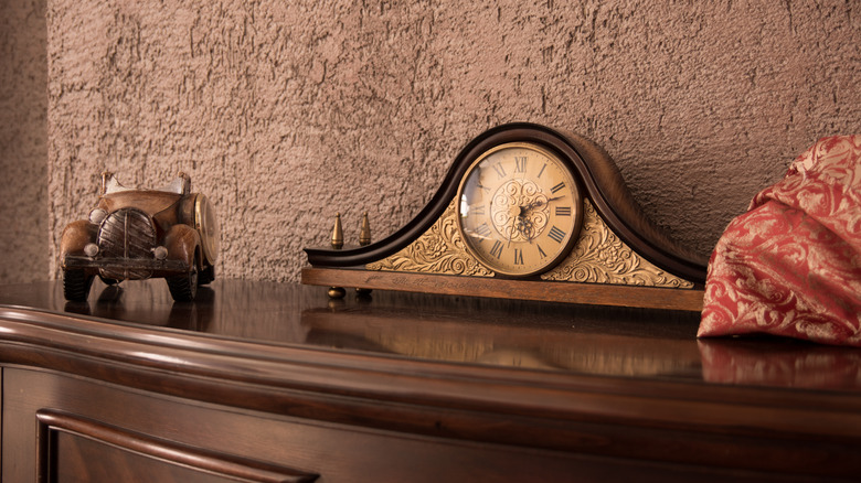 Konsol masasında vintage bir saat