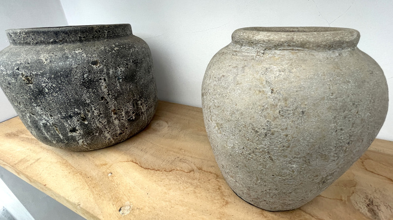 Bir masada iki vintage taş ekici