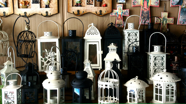 Bir tasarruf dükkanında çeşitli fenerler