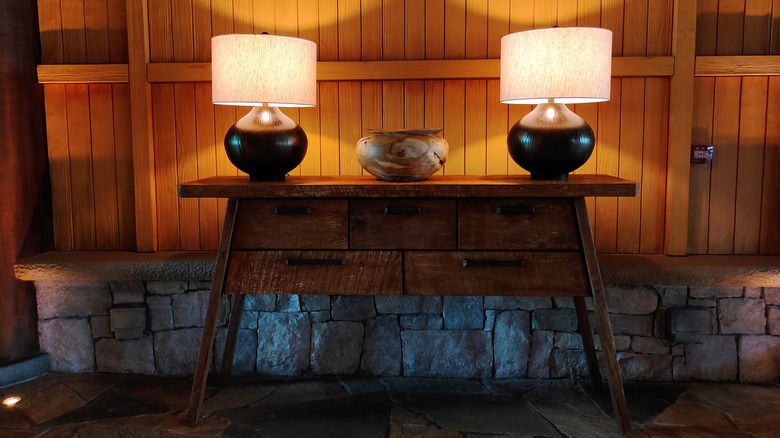 Bir giriş yolu tablosunda bir dizi vintage lamba