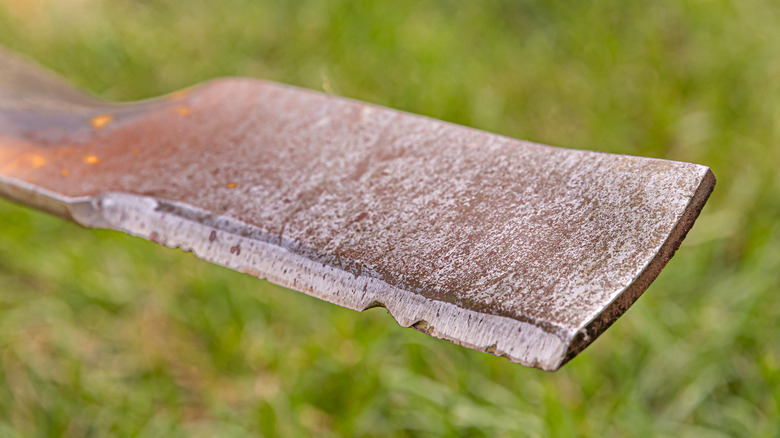 Yontulmuş bir çim biçme makinesi bıçağı