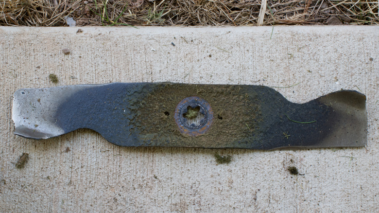 Yıpranmış bir çim biçme makinesi bıçağı