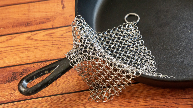 Bir zincir posta süngeri dökme demir tavaya oturur