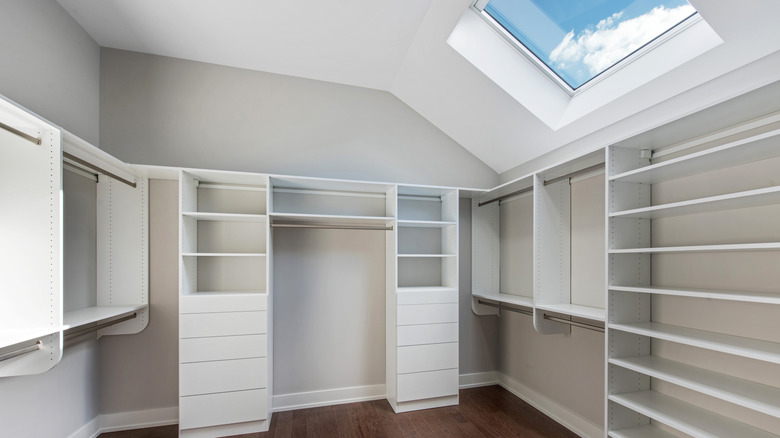 Bir tavan ışığı ile gömme dolap