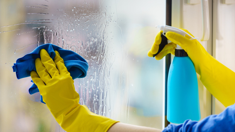 Mikrofiber bez ve sprey şişesi ile temizleme penceresi