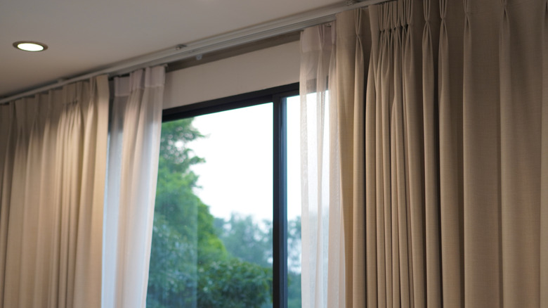 Şeffaf kumaşla katmanlı perdelik