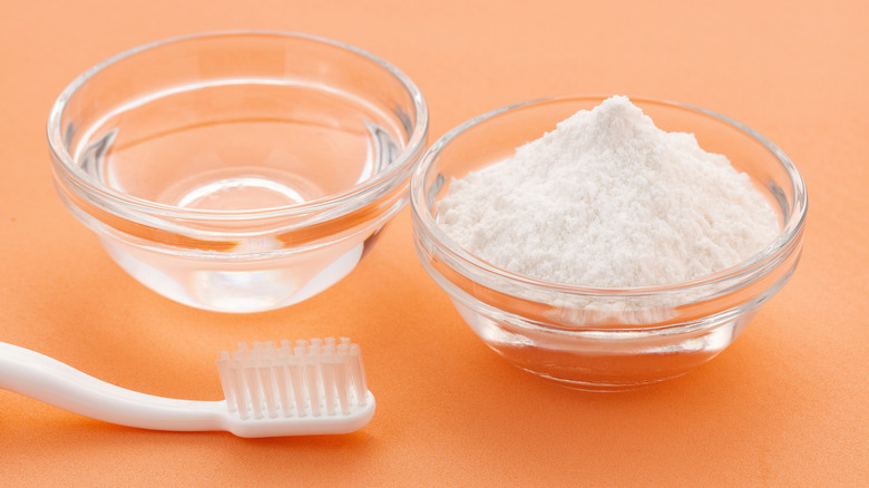 Temizlik için diş fırçası ile kaselerde kabartma tozu ve su