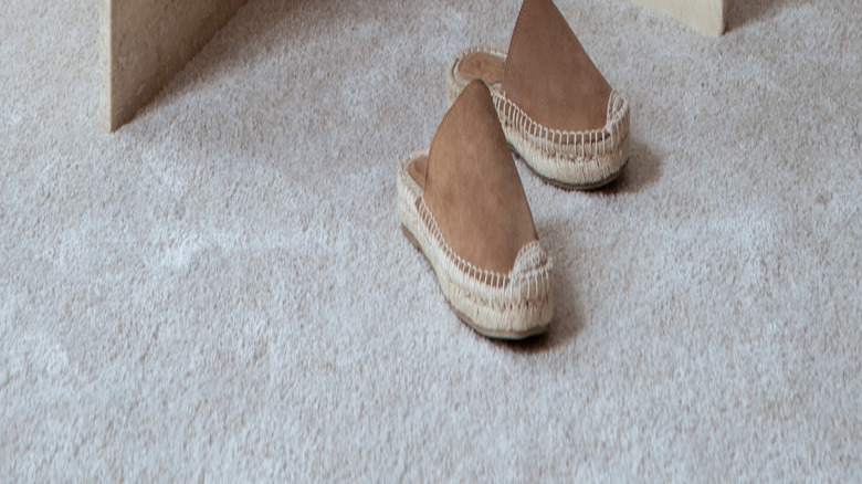 Kaba taş kase ve Vazo Cevizli ve Sehpa Üzerinde Düzenli Ağaç