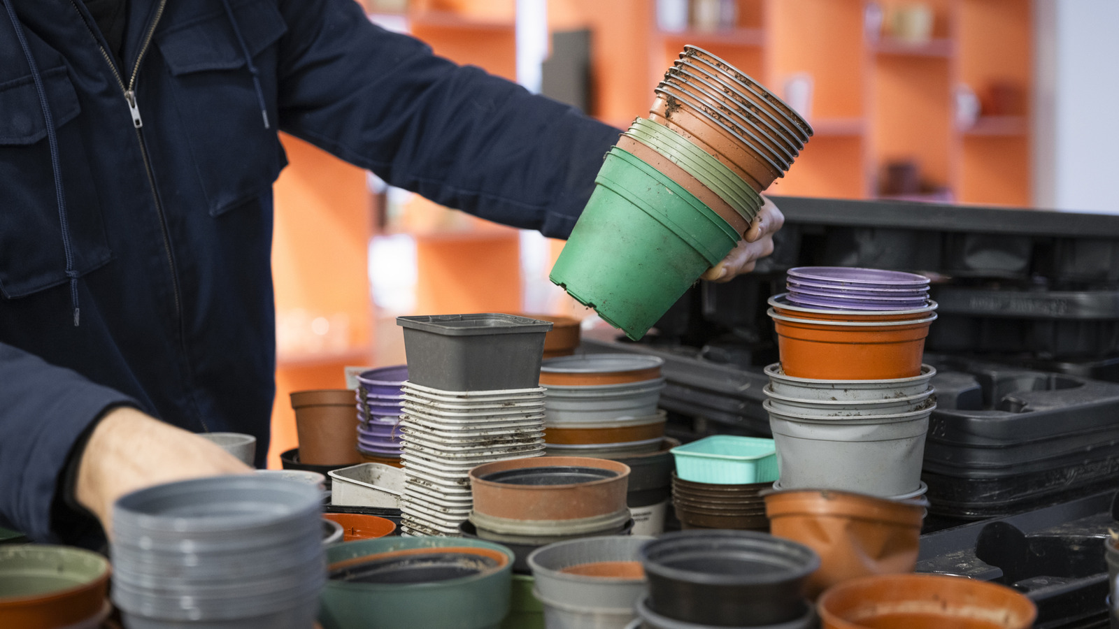 Plastik Kreş Tencereleri atmayın - onları DIY Garden Sifter olarak kullanın