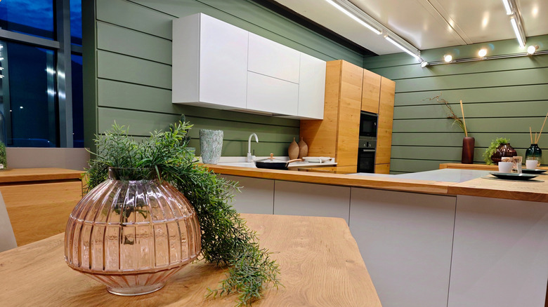 Adaçayı Yeşil Duvarları ile Bal Meşe Mutfak Dolapları