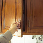 Eski dolaplarınızı değiştiremiyor musunuz? İşte kiracı dostu bir geçici çözüm