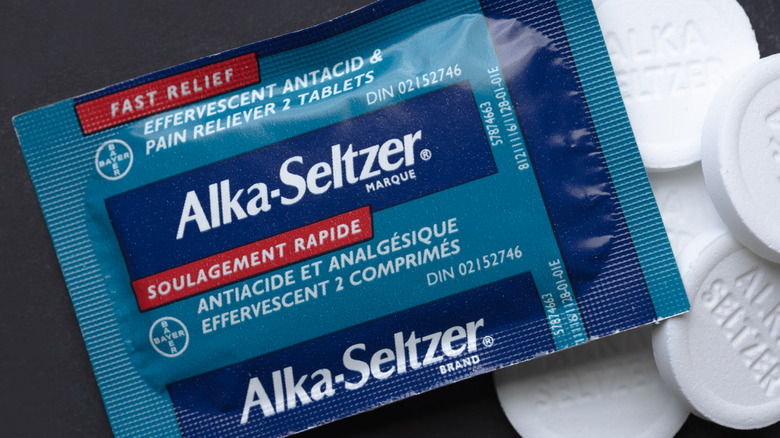 Bir tezgahta alka-seltzer tabletleri