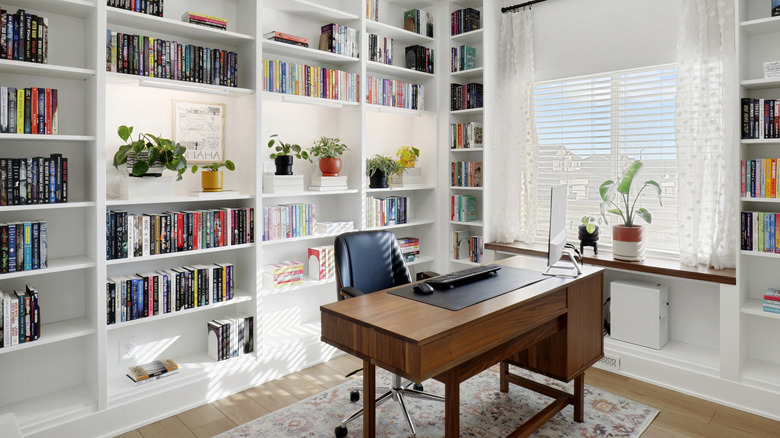 Ev Ofisinde Beyaz Kitap Rafları