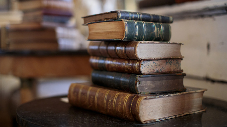 Masada eski vintage istiflenmiş kitaplar