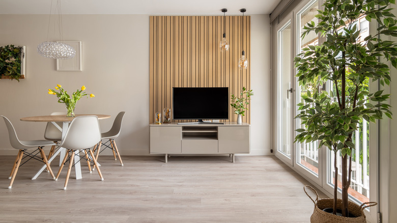 Panelli vurgu duvarı ile oturma odası duvarı.