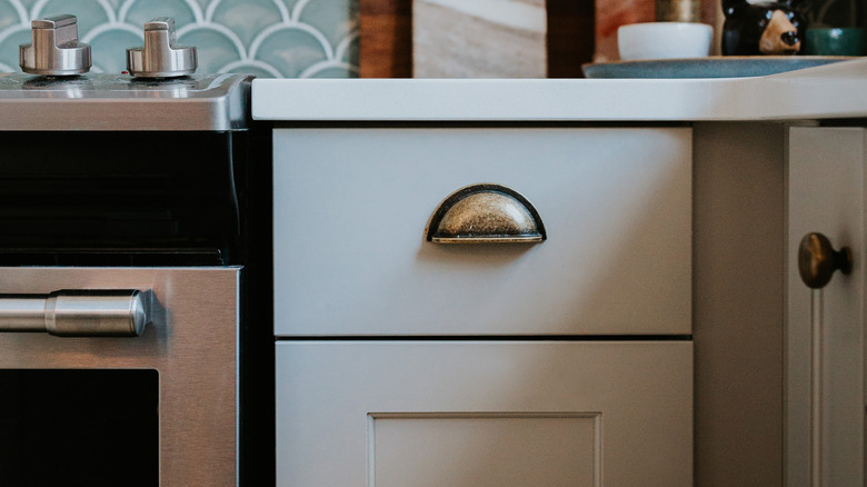 Kabine kapılarına monte edilmiş antika pirinç çekimler