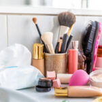 Banyo depolama için akıllı bir tasarruf mağazası ile dağınık tezgahları temizleyin