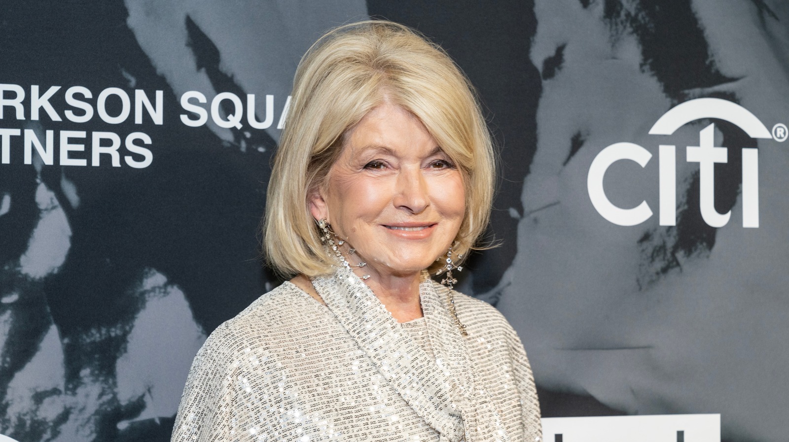 Martha Stewart'ın Akıllı Tencereleri ve Tavaları Depolama Fikri çok fazla dolap alanını serbest bırakıyor