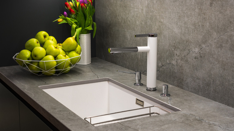 Beton duvarları ve tezgahları olan bir sanayici mutfak