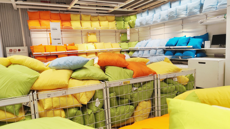 Ikea'da sergilenen yastıklar