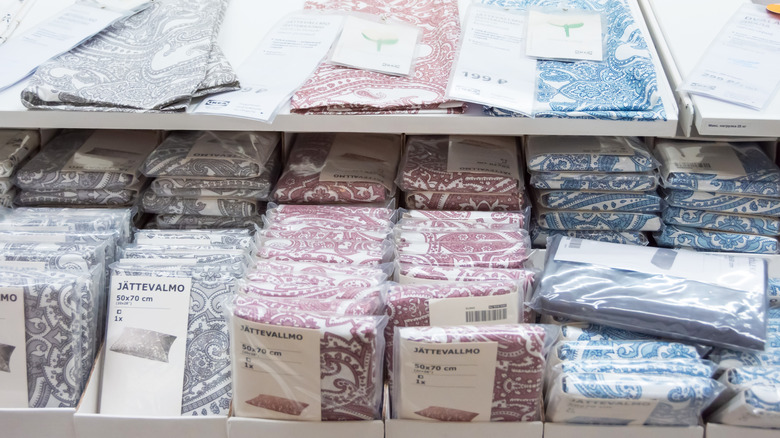 Ikea'da sergilenen yatak takımları