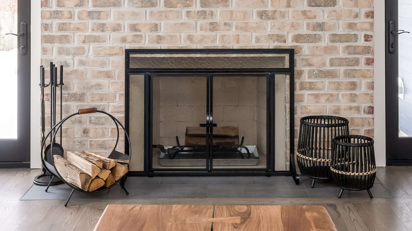 Mike Holmes'un bütçe dostu tekniği ile mevcut bir şömine giyin