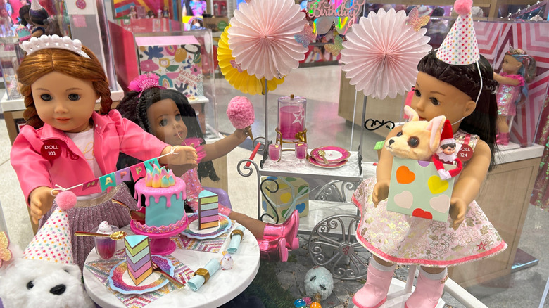 Bir mağazada sergilenen Amerikalı kız bebekleri