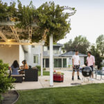 Pergolas'ın yerini almak için bir geri dönüş yapan onlarca yıllık bahçe trendi