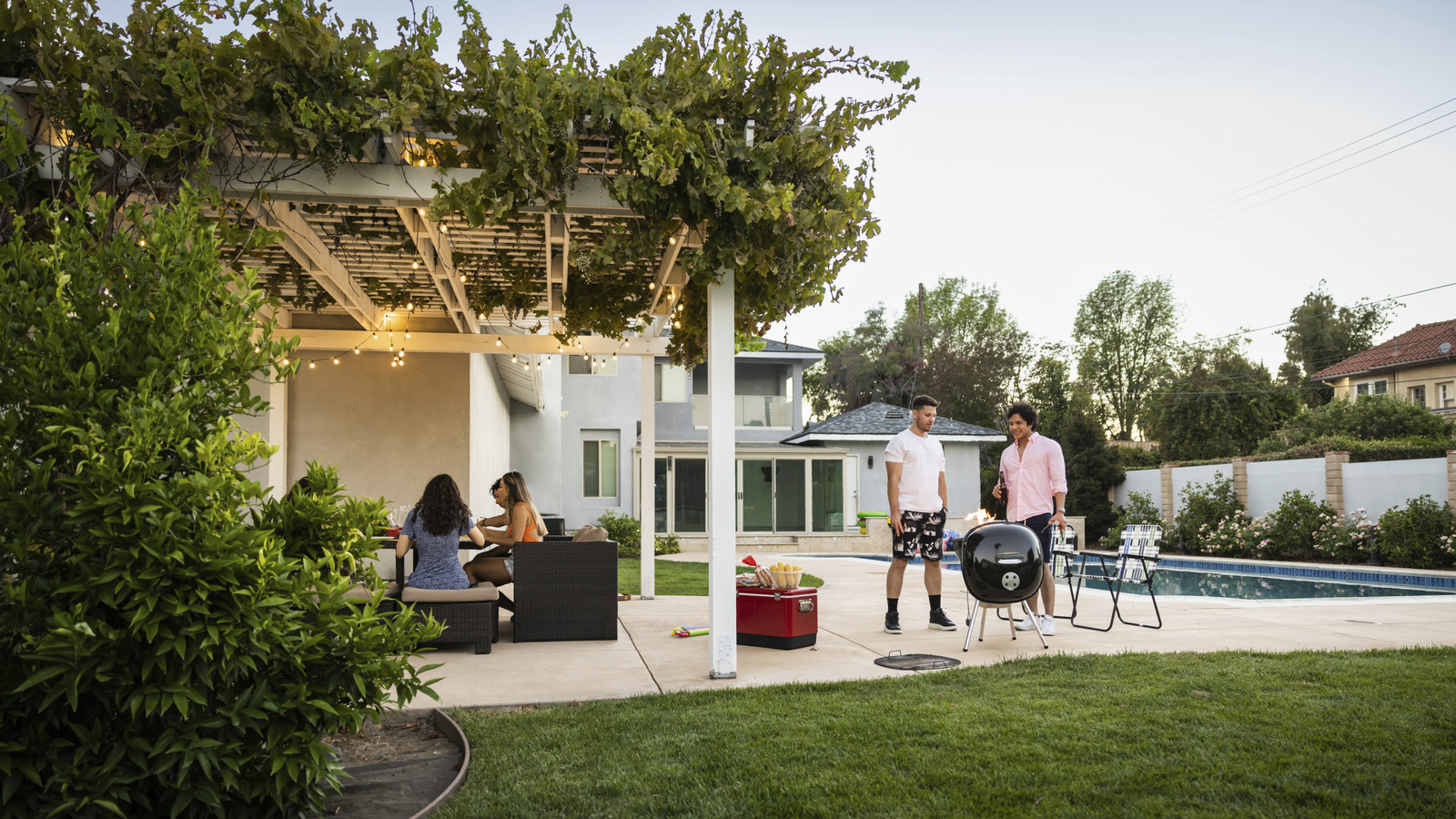 Pergolas'ın yerini almak için bir geri dönüş yapan onlarca yıllık bahçe trendi