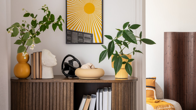 Ahşap ve bitkilerde katmanlı dekor içeren dolap