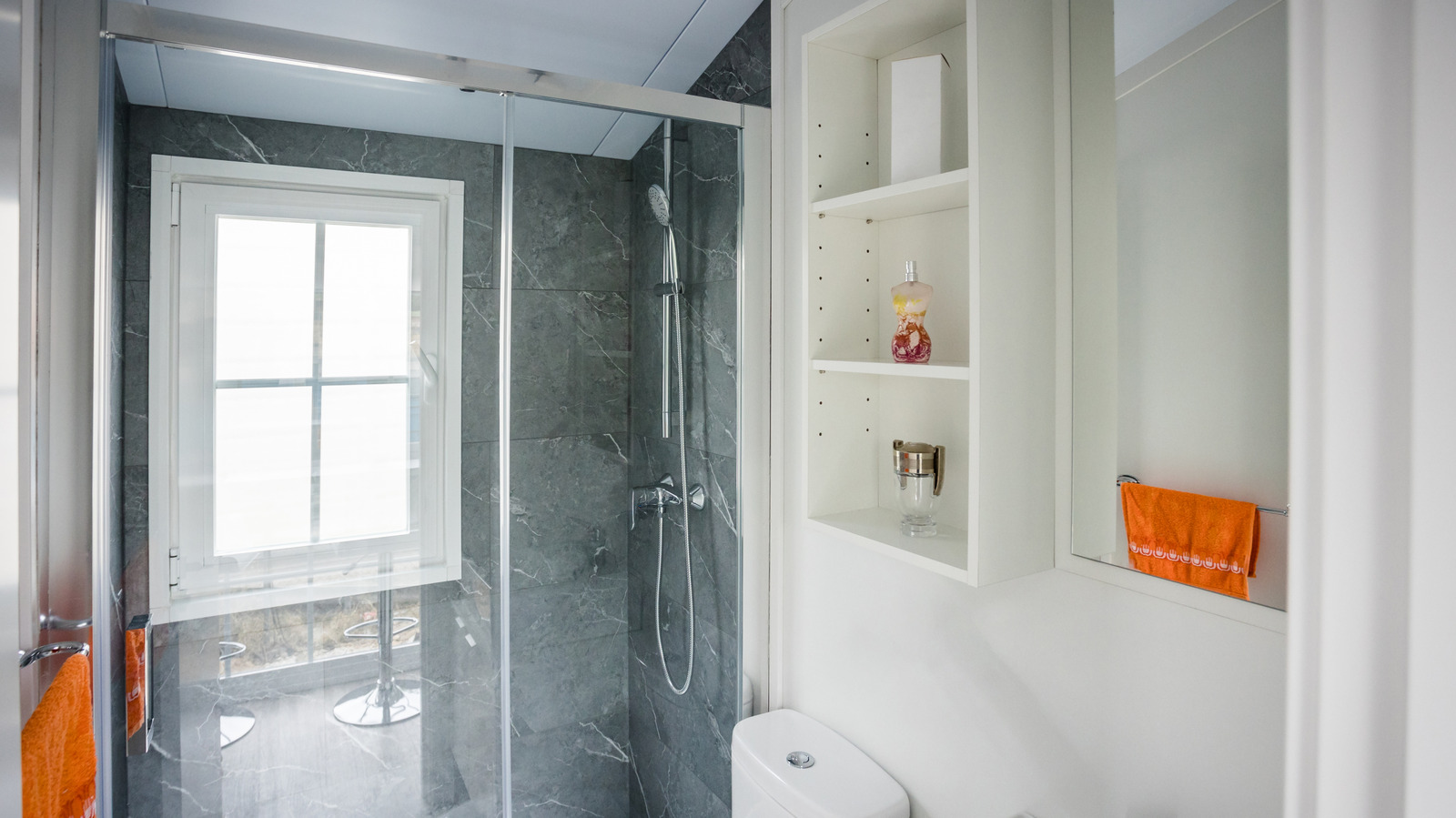 Banyo raflarınızı çerçevelemek, büyük bütçe olmadan çarpıcı bir vintage vibe getiriyor