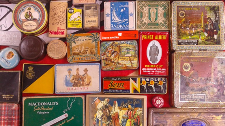 Vintage teneke kutuların ve kutuların ekranı