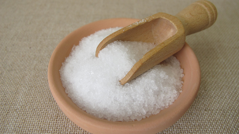 Ahşap bir kepçe ile bir kase epsom tuzu