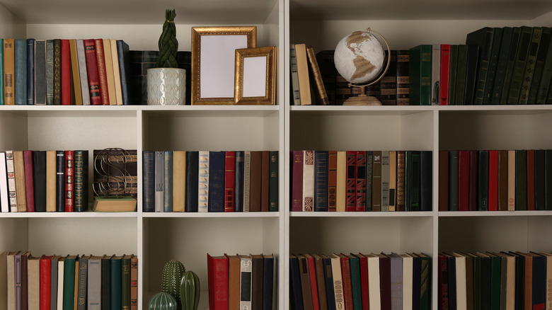 Metal aksanlı kitaplık