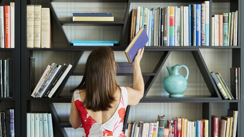 Mavi seramik vazo ile kitaplık