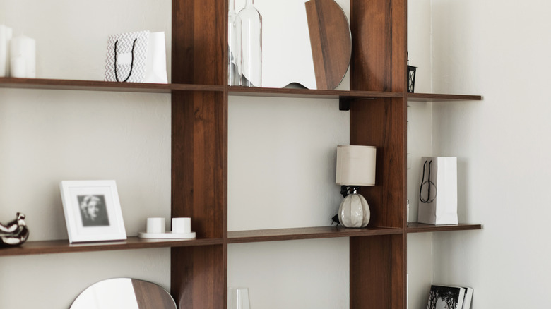 Hafifçe dekore edilmiş kitaplık