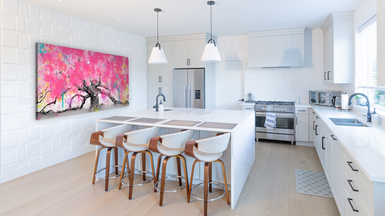 Lavabo ve fırından uzakta duvarda pembe ağaç sanatı ile açık açık plan mutfak