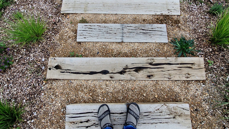 yamaçta ahşap basamaklar