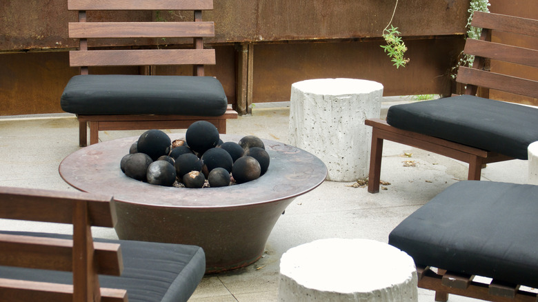 Metal ateş çukuru verandada oturma