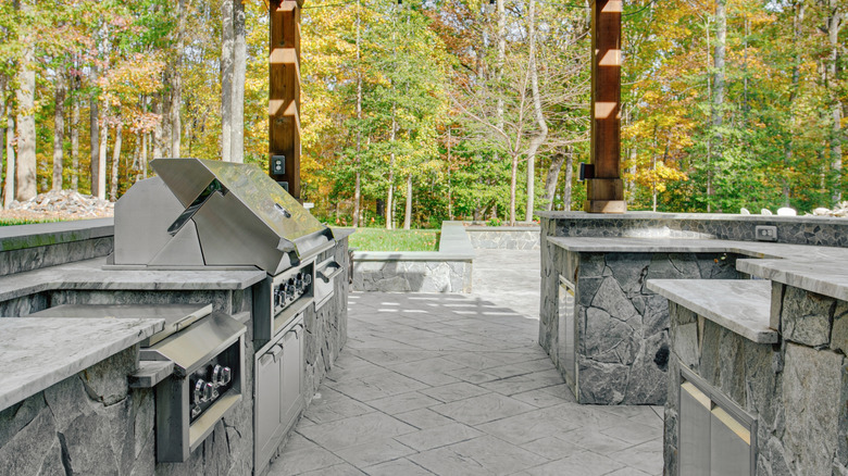 Açık mutfakta taş tezgahlar