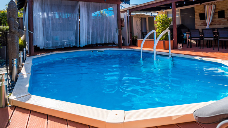 yer havuzunun üstünde ve güverte surf