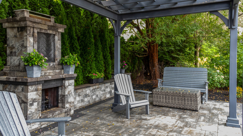 Pergola ve şömine ile taş veranda