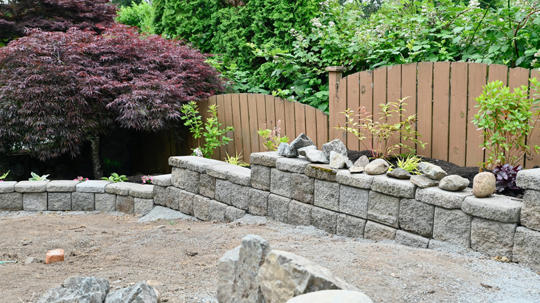 Yapım aşamasında taş istinat duvarı